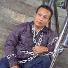 Tak Puas Pidato SBY Soal Novel, Sri Sudarjo Rantai Diri di Pagar KPK