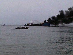 Kapal Tug Boat Muatan Solar Terbakar di Perairan Batam