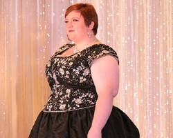 Dijuluki Kantong Sampah, Wanita Ini Malah Jadi Ratu Kecantikan