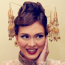 Berkebaya, Luna Maya Tampil Mempesona