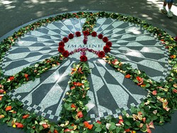 Ssst! Wisatawan Penggemar John Lennon Kumpul di New York