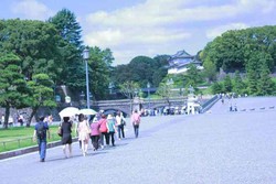 Bungkus Permen di Taman Kaisar