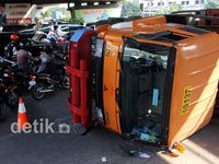Kontainer Terbalik di Perempatan Tomang