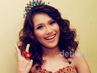 Rambut Keriting Ayu Ting Ting