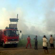 Kebakaran Ilalang di PT SNA Membuat Warga Ketakutan