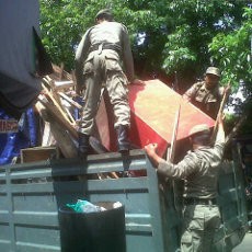 Satpol PP Tertibkan 53 Kios PKL di Jalan Purnawarman