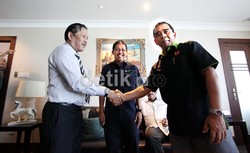 Ketua Umum KONI Tono Suratman menerima kedatangan anggota JC KPSI, Joko Driyono dan Togar Manahan Nero di Kantor KONI, Senayan, Jakarta.