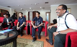 Dalam pertemuan itu sayangnya tidak satu pun anggota Join Committee (JC) dari PSSI yang hadir.