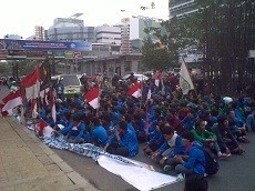  Ratusan Mahasiswa Aksi di Depan Gedung KPK, Kuningan Macet