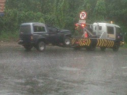 Mobil Taft Terjun Bebas di Bogor, Sopir Luka-luka