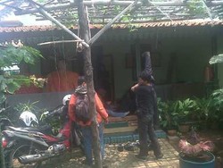 Di Pinggir Kanal Banjir Timur Itu Rumah Betawi Abeh Tegak Berdiri