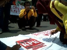 Mahasiswa & LSM di Semarang Galang Tanda Tangan Save KPK Save Polri