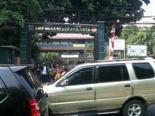 Puluhan Siswi SMPN 229 Kebon Jeruk Kesurupan