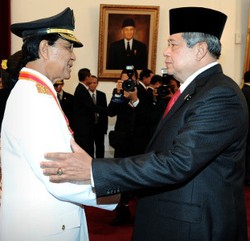 SBY Lantik Sultan HB Jadi Gubernur DIY