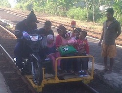 Ojek Motor Kereta di Grobogan