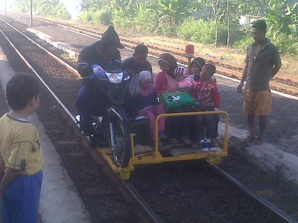 Ojek Motor di Rel Kereta