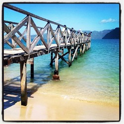 Jembatan di pasir putih