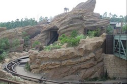 Busyet! Disney Hong Kong Punya Roller Coaster ke Segala Arah