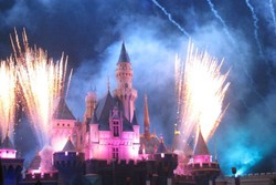  Kembang Api & Istana Megah, Serasa Jadi Putri Aurora!