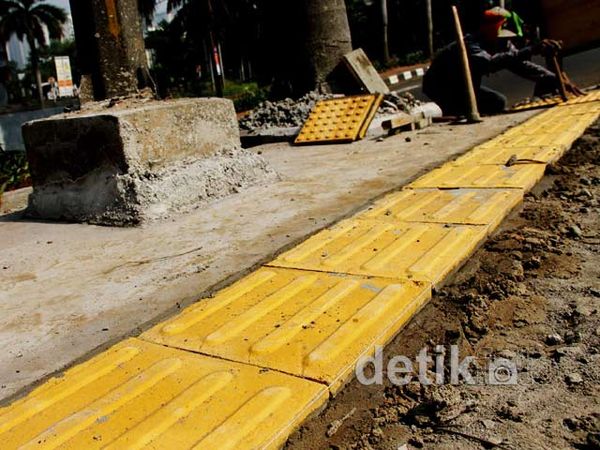 Pemasangan Jalur Khusus untuk Tunanetra