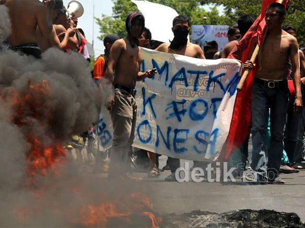 Aksi Telanjang Dada, Tolak Revisi UU KPK
