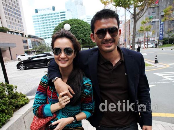 Rio Dewanto & Atiqah Nikmati Kota Busan