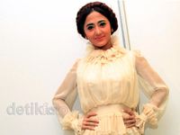 Rambut Dewi Yunani ala Dewi Persik