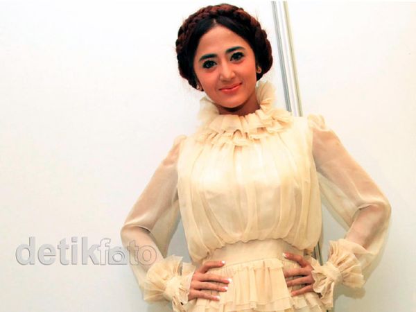 Rambut Dewi Yunani ala Dewi Persik