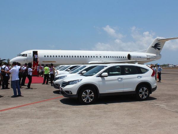 Honda CR-V Bersanding dengan Pesawat di Ngurah Rai