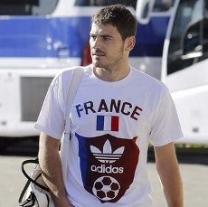 Ke Tempat Latihan Timnas Spanyol, Casillas Pakai Kaus Prancis