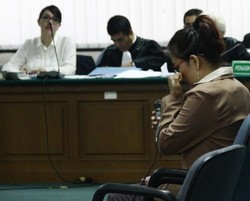 Gelak Tawa di Tengah Kesaksian Rosa