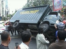 Tabrak Mobil Polisi Medan, Kendaraan Berisi 35 Tahanan Terguling 