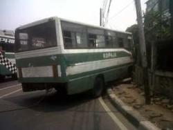  Ugal-ugalan & Rem Blong, Kopaja Hajar Tiang Telepon di Kemanggisan