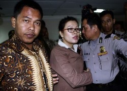 Jadi Saksi Angie, Rosa Pakai Rompi Antipeluru 