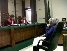 Diadili karena Korupsi, Istri Walikota Salatiga Menangis Saat Baca Pledoi