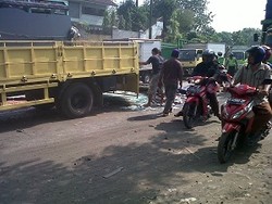 Truk Penuh Kaca Terguling Jalur Semarang-Jakarta, Lalu Lintas Macet
