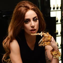 Lady Gaga Tampil Elegan