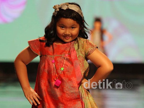 Aksi Mengemaskan Anak-anak di Atas Cat Walk