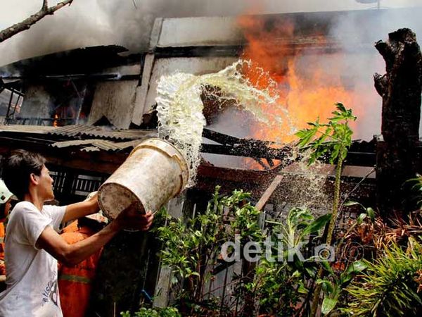 Rumah Kontrakan di Petamburan Hangus Terbakar