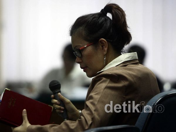 Bersaksi untuk Angie, Rosa Pakai Rompi Antipeluru