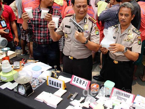 Polisi Sita Sabu dari Pabrik Narkoba Rumahan Polisi Sita Sabu dari Pabrik Narkoba Rumahan
