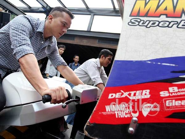 Main Game Superbike Nicholas Saputra Cool