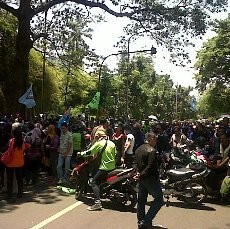Massa Buruh Blokir Jalan Wastukancana
