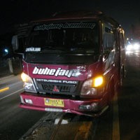 Hindari Tabrakan Motor, Minibus Nyangkut di Pembatas Jalan Soeta