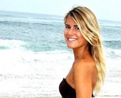 Meski Pernah Patah Punggung, Model Cantik Bertekad Jadi Juara Selancar