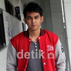 Naga Lyla Bergaya dengan Jaket Baseball
