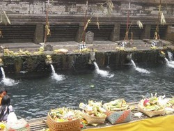 Berendam di Mata Air Pura Tirta Empul, Hati Jadi Tenang!