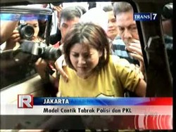Model Cantik Tabrak Polisi dan PKL
