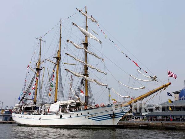 Usai Keliling Dunia KRI Dewaruci Tiba di Tanah Air