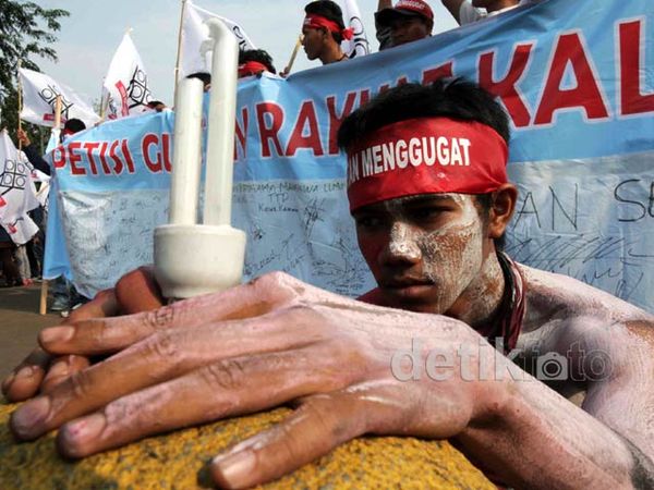 Listrik Byar-pet, Warga Demo Istana